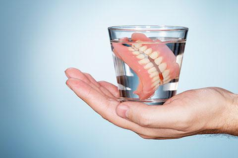 Cómo limpiar prótesis dentales