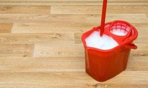 Cómo limpiar el suelo de madera para que brille
