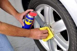 Limpiar las llantas del coche