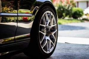 Limpiar las llantas del coche