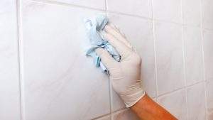Limpiar juntas ducha